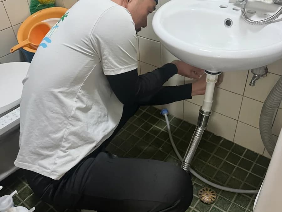세면대 배관을 손보는 작업