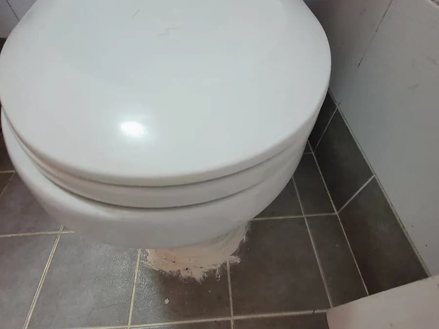 변기와 바닥 테두리 마감