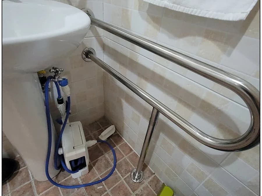 세면대 아래 안전바 설치 완료