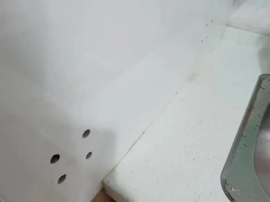 인조대리석 상판 타공 자국