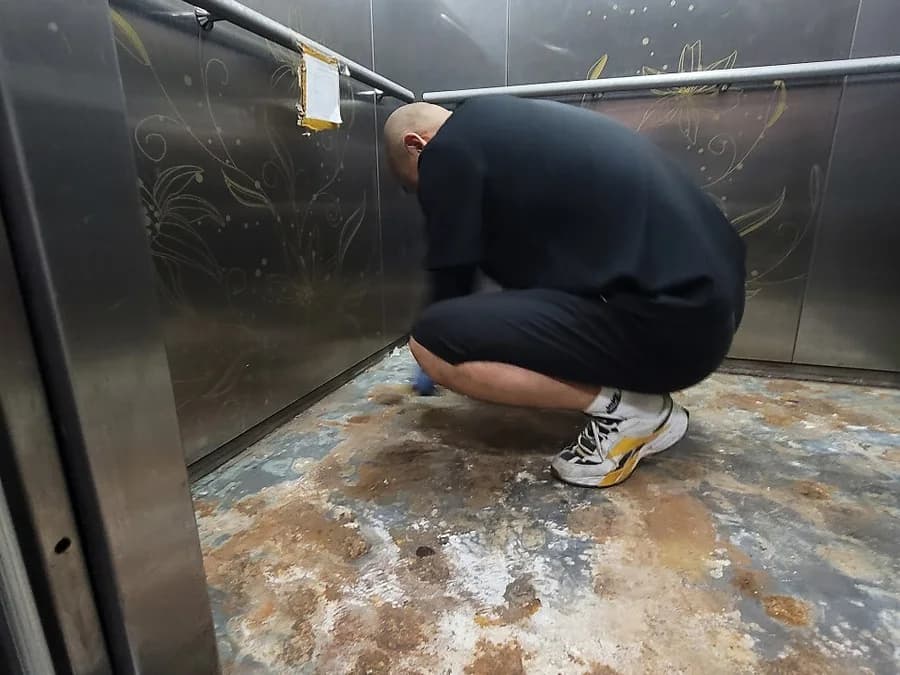 엘리베이터 바닥 데코타일 교체 작업