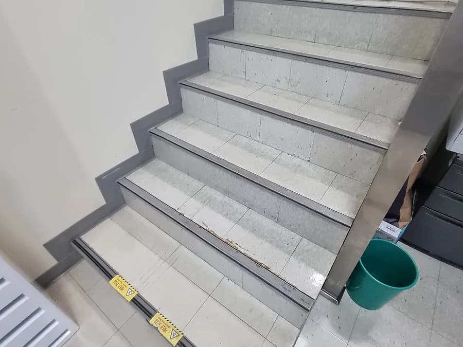 교체를 마친 사무실 계단 데코타일