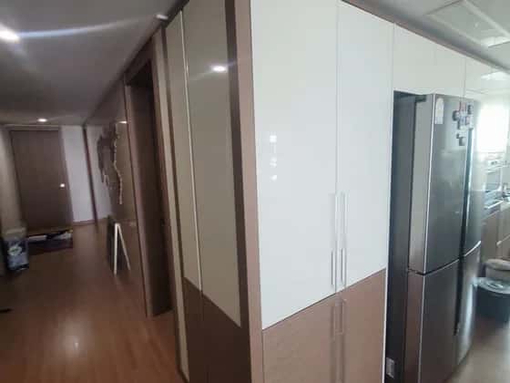 냉장고 옆에 맞춰 넣은 수납장