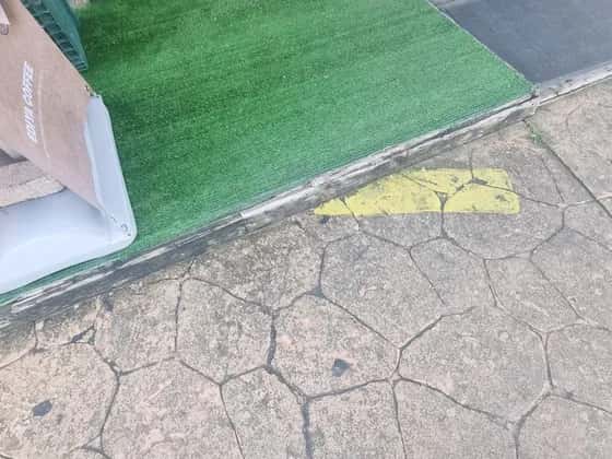 인조잔디와 무늬 콘크리트 바닥