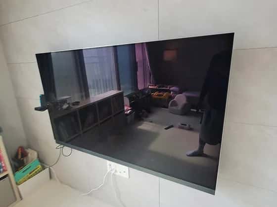 벽에 건 TV와 아래쪽 콘센트